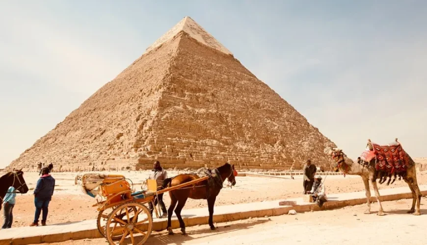 The Pyramid of Khafre: Ancient Majesty on the Giza Plateau 4 The Pyramid of Khafre